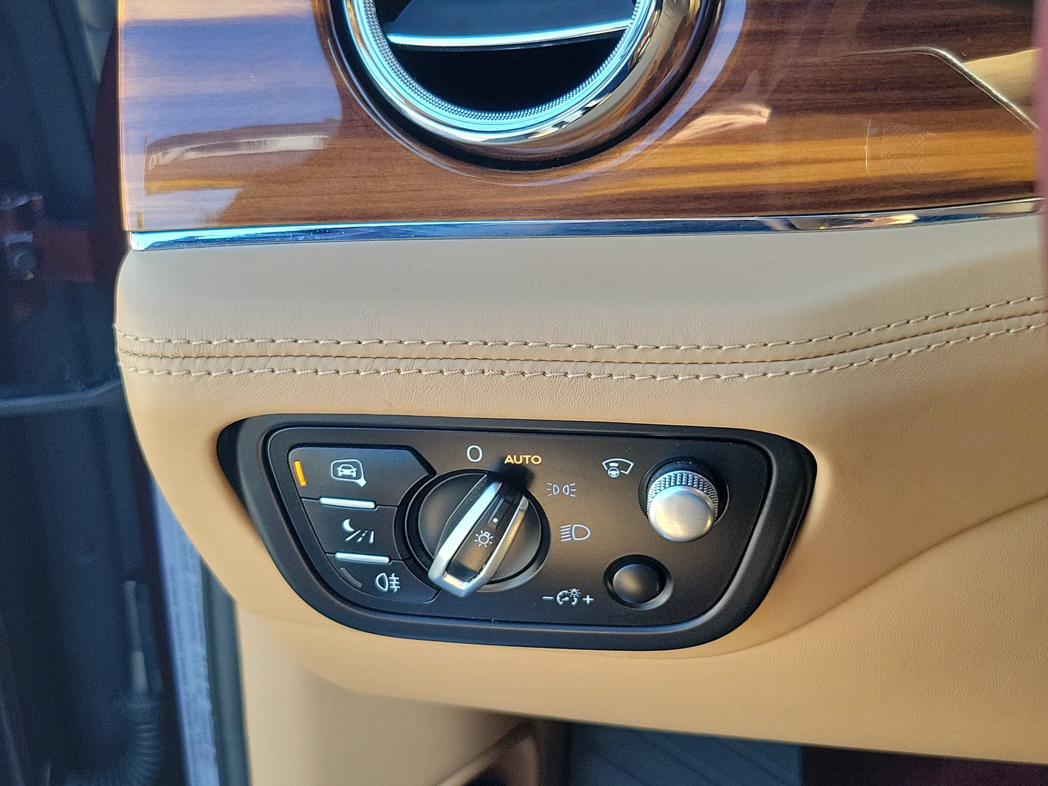 Used 2022 Bentley Bentayga AWD/4WD image 22