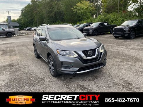 Used 2020 Nissan Rogue SV w/ Premium Package AWD/4WD image 3