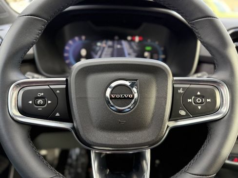 Used 2023 Volvo XC40 Recharge Plus image 31
