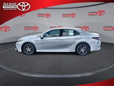 Used 2023 Toyota Camry SE image 5