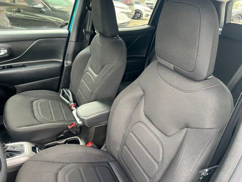 Used 2022 Jeep Renegade Latitude AWD/4WD image 5