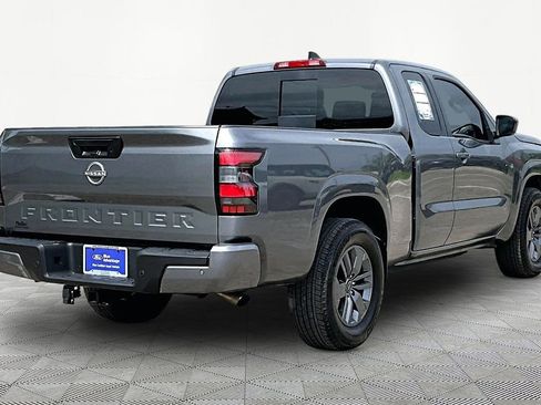 Used 2025 Nissan Frontier SV RWD image 2