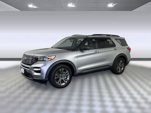 Used 2021 Ford Explorer XLT w/ Equipment Group 202A RWD image 1