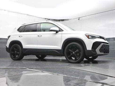 Used 2025 Volkswagen Taos SE image 30