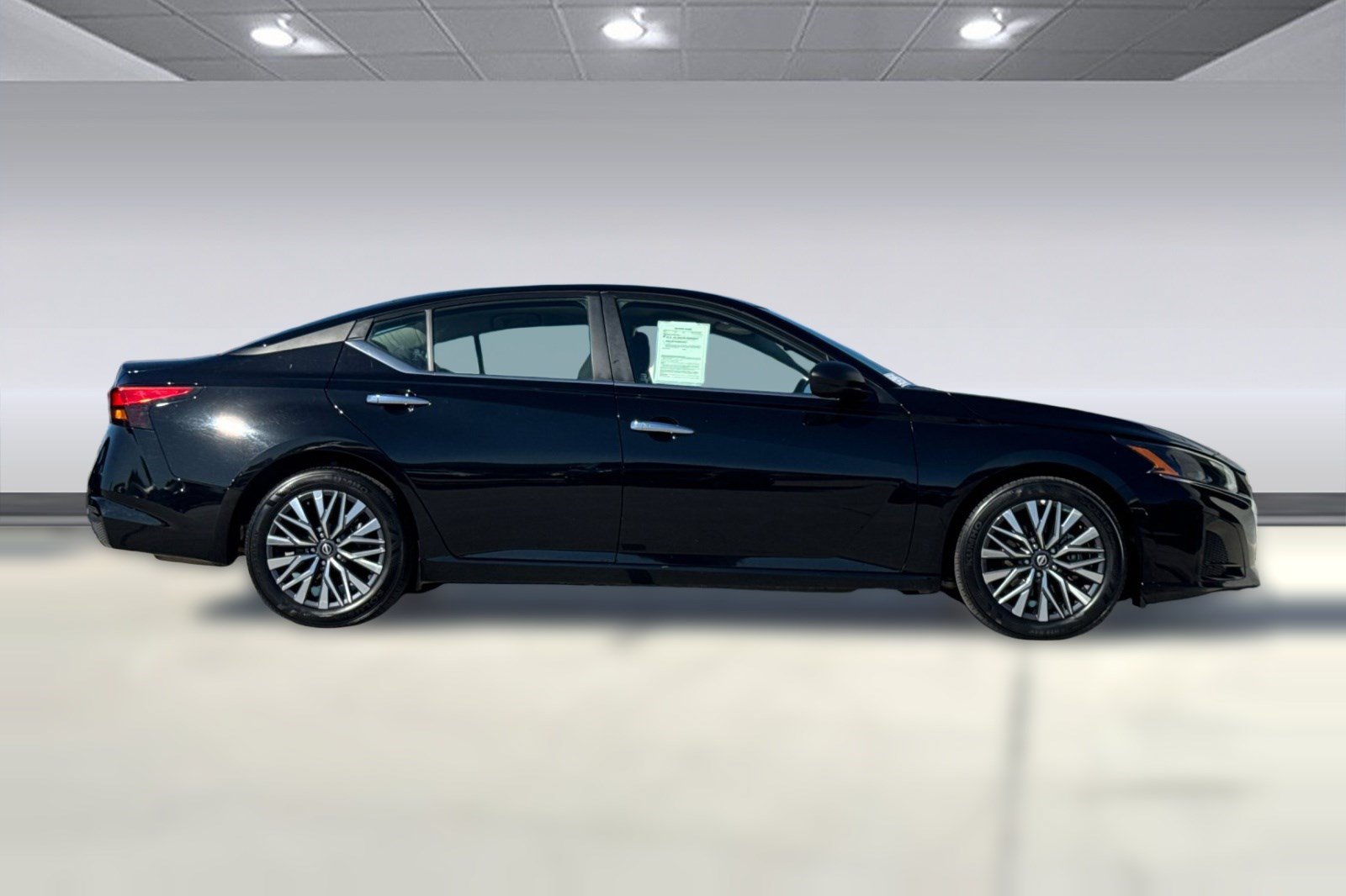Used 2025 Nissan Altima 2.5 SV FWD image 8