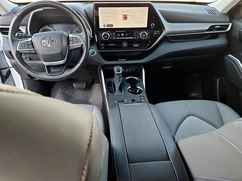 Used 2023 Toyota Highlander Bronze Edition image 12