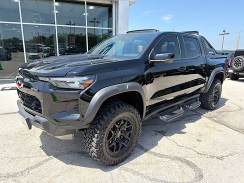 Used 2025 Chevrolet Colorado ZR2 w/ Midnight Edition AWD/4WD image 3
