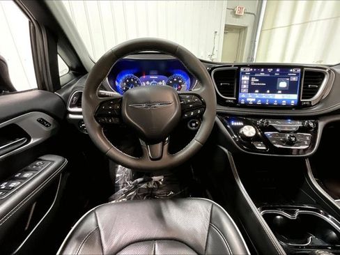 Used 2025 Chrysler Pacifica Limited FWD image 5