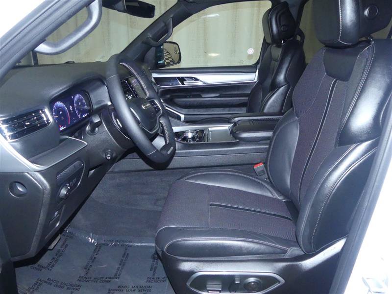 Used 2025 Jeep Wagoneer L Series II w/ 8-pass Seating Package AWD/4WD image 25
