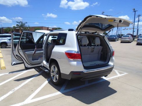 Used 2012 Toyota Highlander Limited w/ Tow Pkg FWD image 26