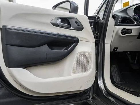 Certified 2019 Chrysler Pacifica Limited FWD image 38