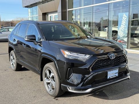 Used 2024 Toyota RAV4 SE image 2
