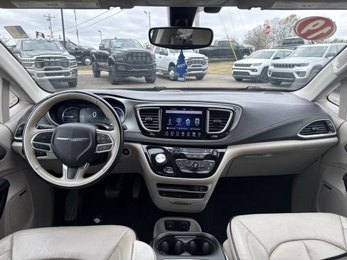 Used 2018 Chrysler Pacifica Limited image 39