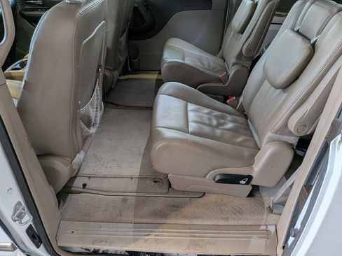 Used 2015 Chrysler Town & Country Touring image 18