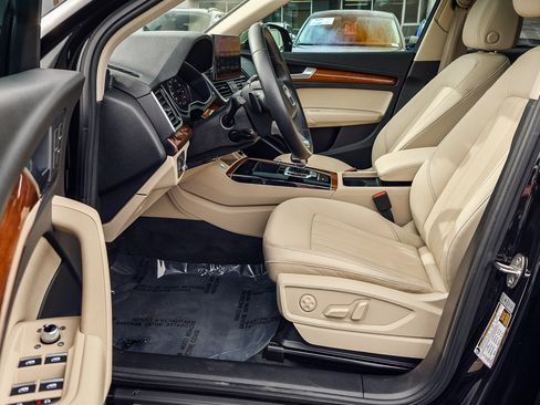 Used 2023 Audi Q5 2.0T Premium w/ Convenience Package image 2