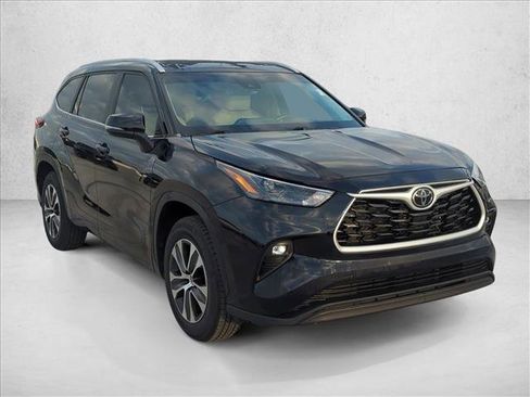 Certified 2023 Toyota Highlander XLE image 3