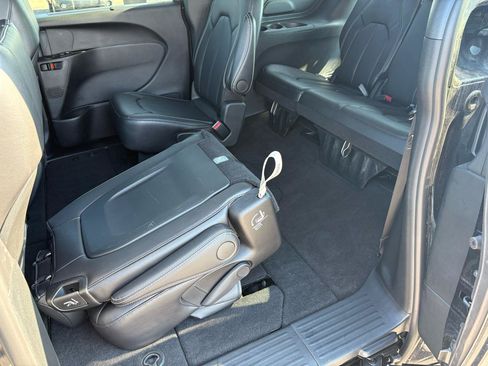 Used 2026 Chrysler Pacifica Select FWD image 28