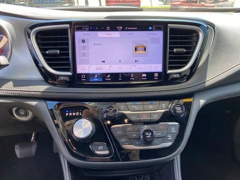 Used 2025 Chrysler Pacifica Limited FWD image 28