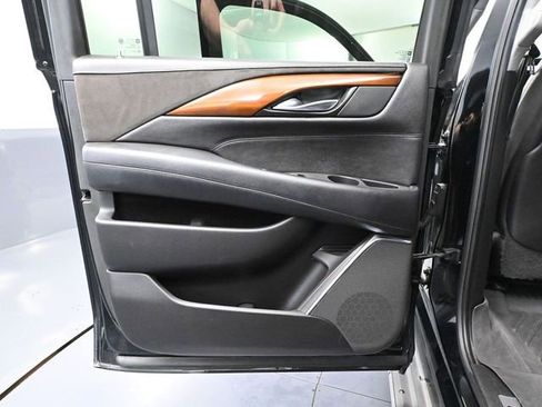 Used 2017 Cadillac Escalade ESV Luxury image 34