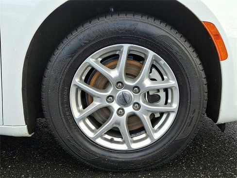 Used 2023 Chrysler Pacifica Touring-L image 8