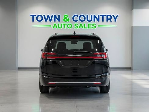 Used 2021 Chrysler Pacifica Touring-L FWD image 4