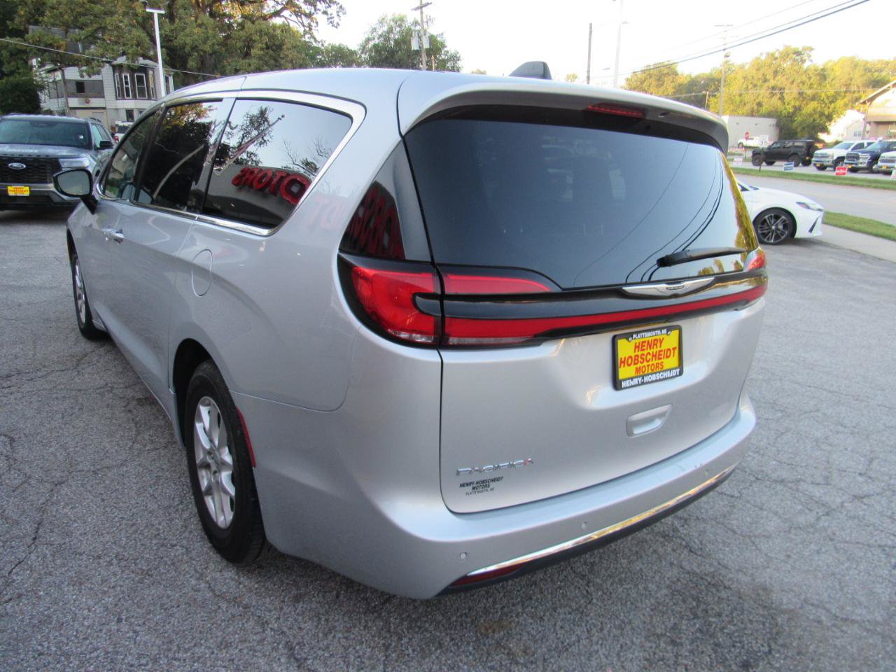 Used 2024 Chrysler Pacifica Touring-L FWD image 11