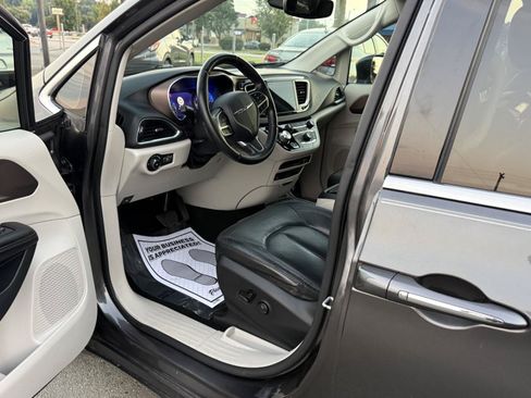 Used 2018 Chrysler Pacifica Touring-L Plus FWD image 6