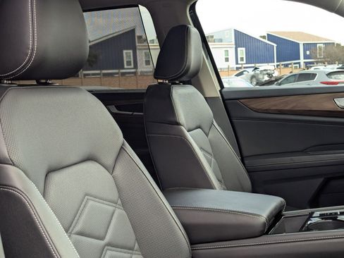 Used 2025 Volkswagen Atlas SE image 29