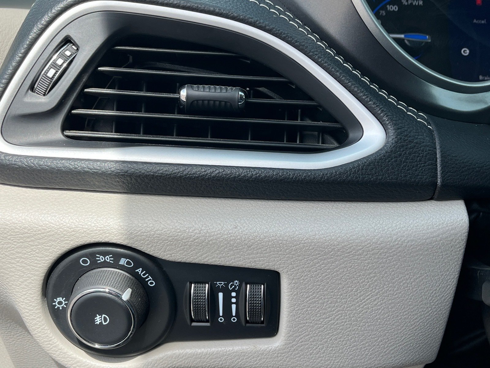 Used 2024 Chrysler Pacifica Limited FWD image 29