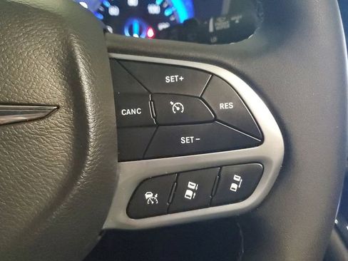 Used 2025 Chrysler Pacifica Select image 29