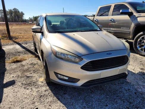 Used 2017 Ford Focus SE image 2