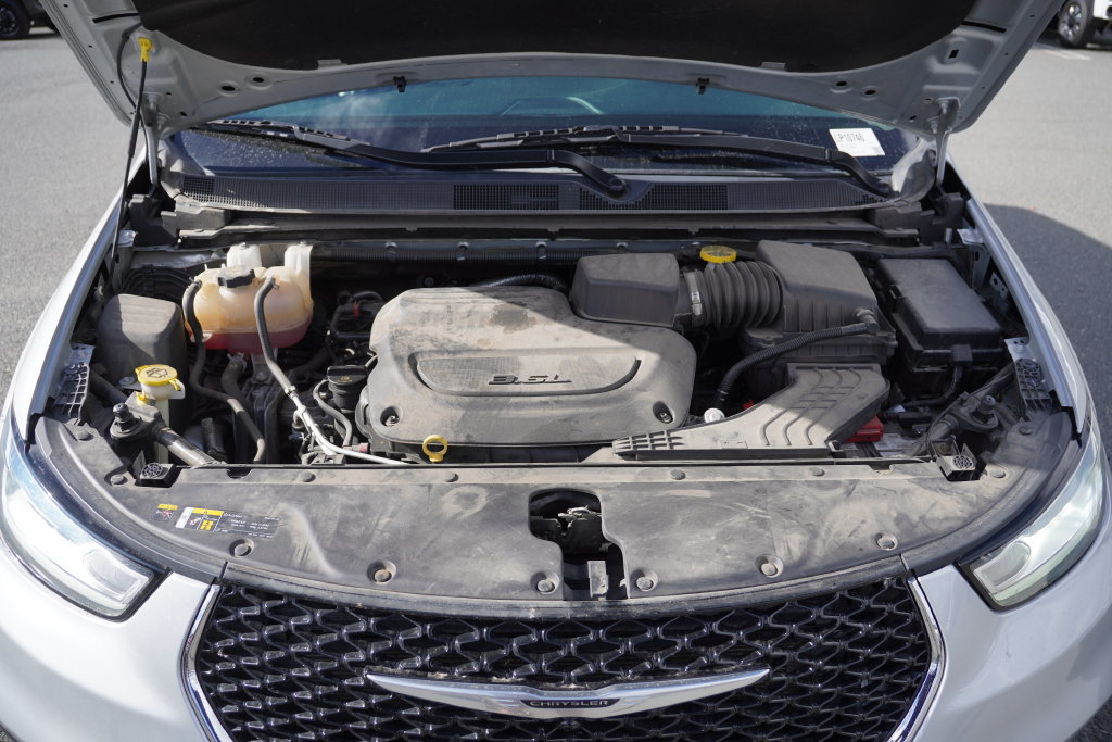 Used 2023 Chrysler Pacifica Touring-L FWD image 8