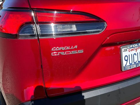 Used 2025 Toyota Corolla Cross XLE w/ Convenience Package FWD image 9