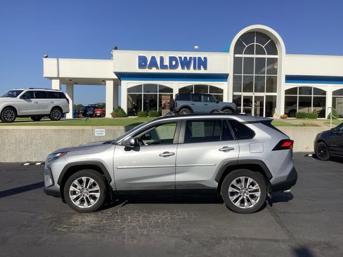 Used 2022 Toyota RAV4 XLE Premium image 4