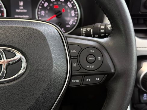 Used 2022 Toyota RAV4 XLE Premium image 31