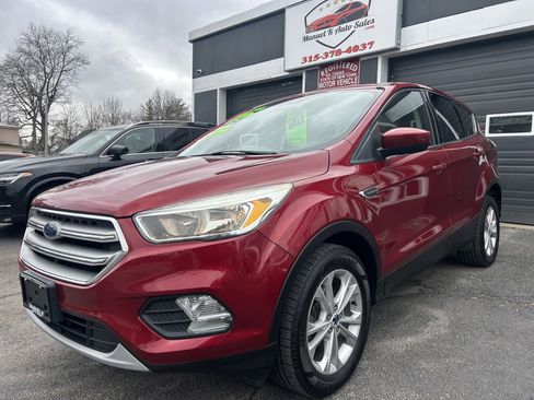 Used 2017 Ford Escape SE image 3