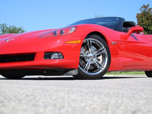 Used 2007 Chevrolet Corvette Coupe w/ Performance Package RWD image 3