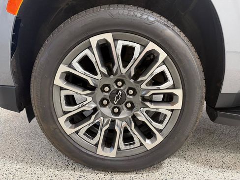 Used 2022 Chevrolet Suburban LT AWD/4WD image 9