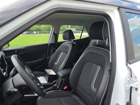 Used 2023 Hyundai Venue Limited FWD image 14