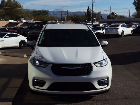 Used 2023 Chrysler Pacifica Touring-L image 16