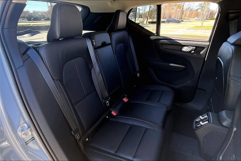 Used 2026 Volvo XC40 B4 Core FWD image 16