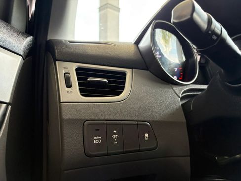 Used 2015 Hyundai Elantra SE image 11