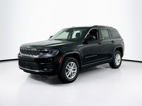 Used 2023 Jeep Grand Cherokee Laredo AWD/4WD image 1