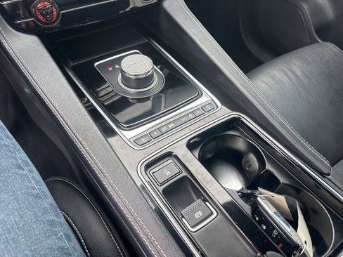 Used 2019 Jaguar F-PACE R-Sport image 17