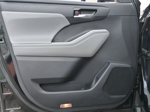 Used 2021 Toyota Highlander XLE FWD image 14