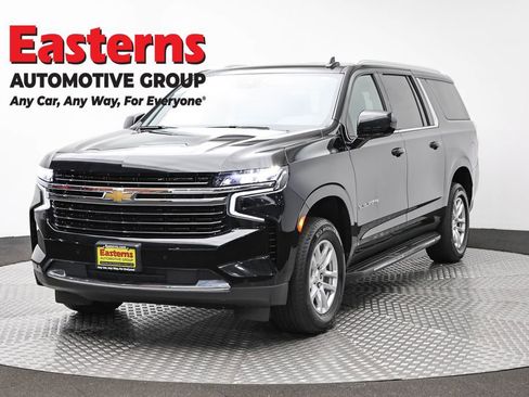 Used 2024 Chevrolet Suburban LT image 1