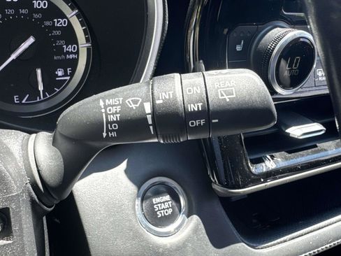 Used 2021 Toyota Highlander XLE AWD/4WD image 23