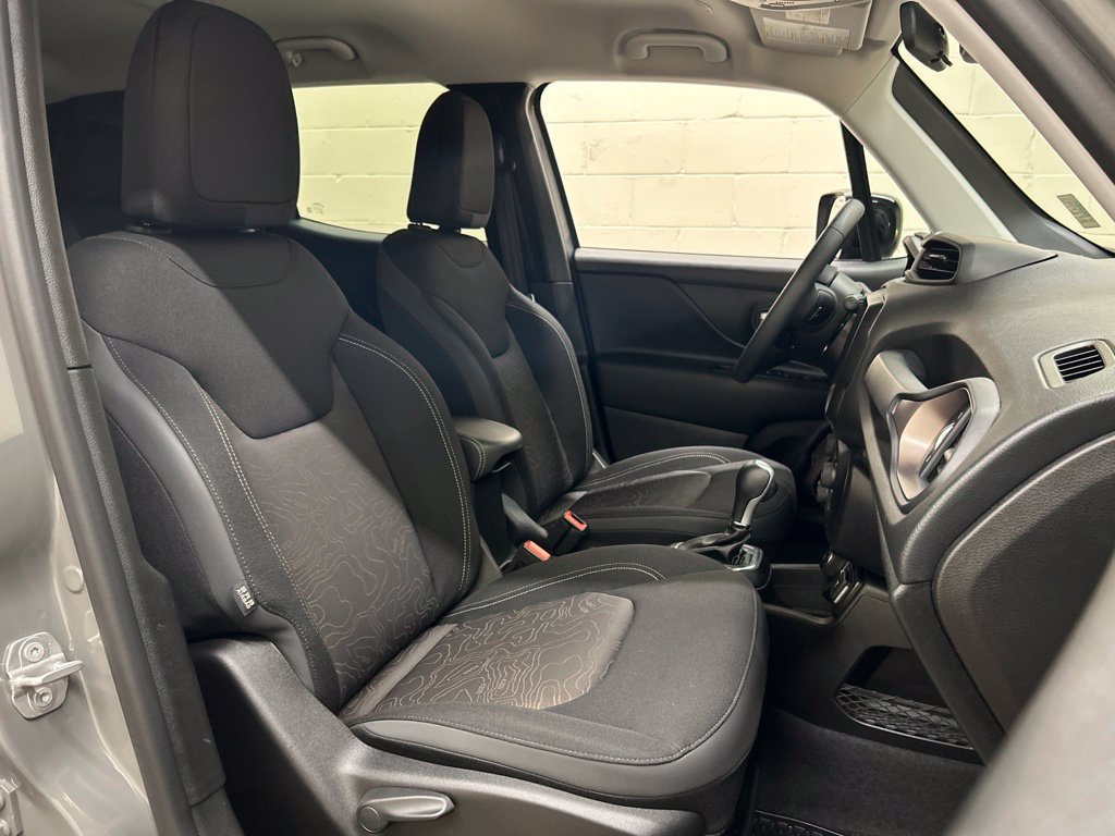 Used 2023 Jeep Renegade Latitude AWD/4WD image 12
