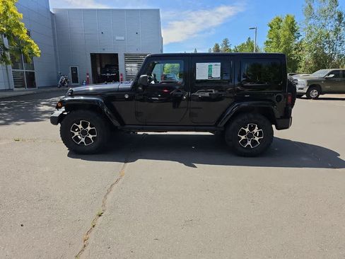Used 2015 Jeep Wrangler Unlimited Sahara w/ Connectivity Group AWD/4WD image 2