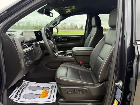 Used 2025 Chevrolet Suburban Premier RWD image 31